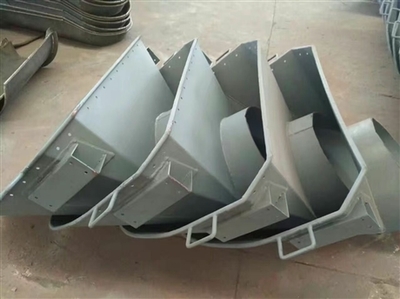 新疆攪拌車進料斗的關鍵作用與配件選購指南